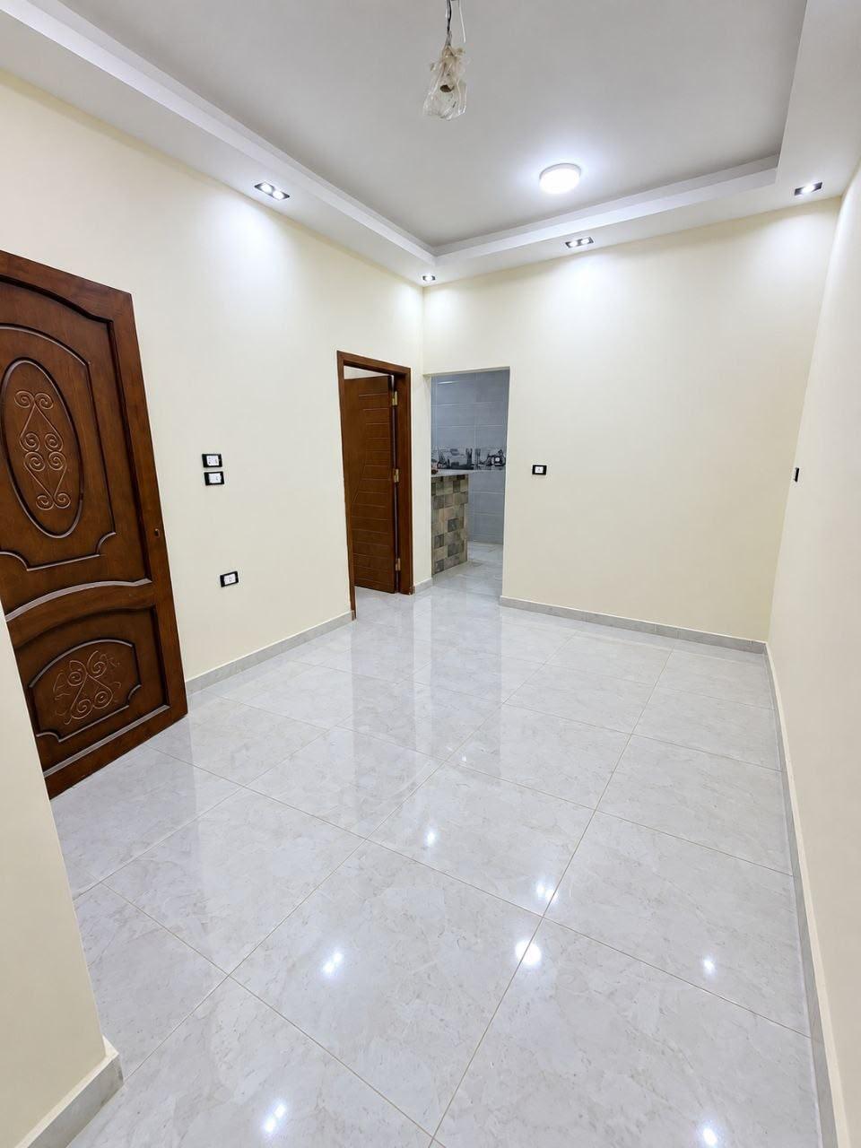 للبيع شقه مساحه ٩٠متر بتفرعات شارع رياض تشطيب هاي لوكس
الدور الارضي ٢ غرفه وصاله وحمام ومطبخ مترخصه تجاري
نسبه في الارض كامله المرافق والعدادات