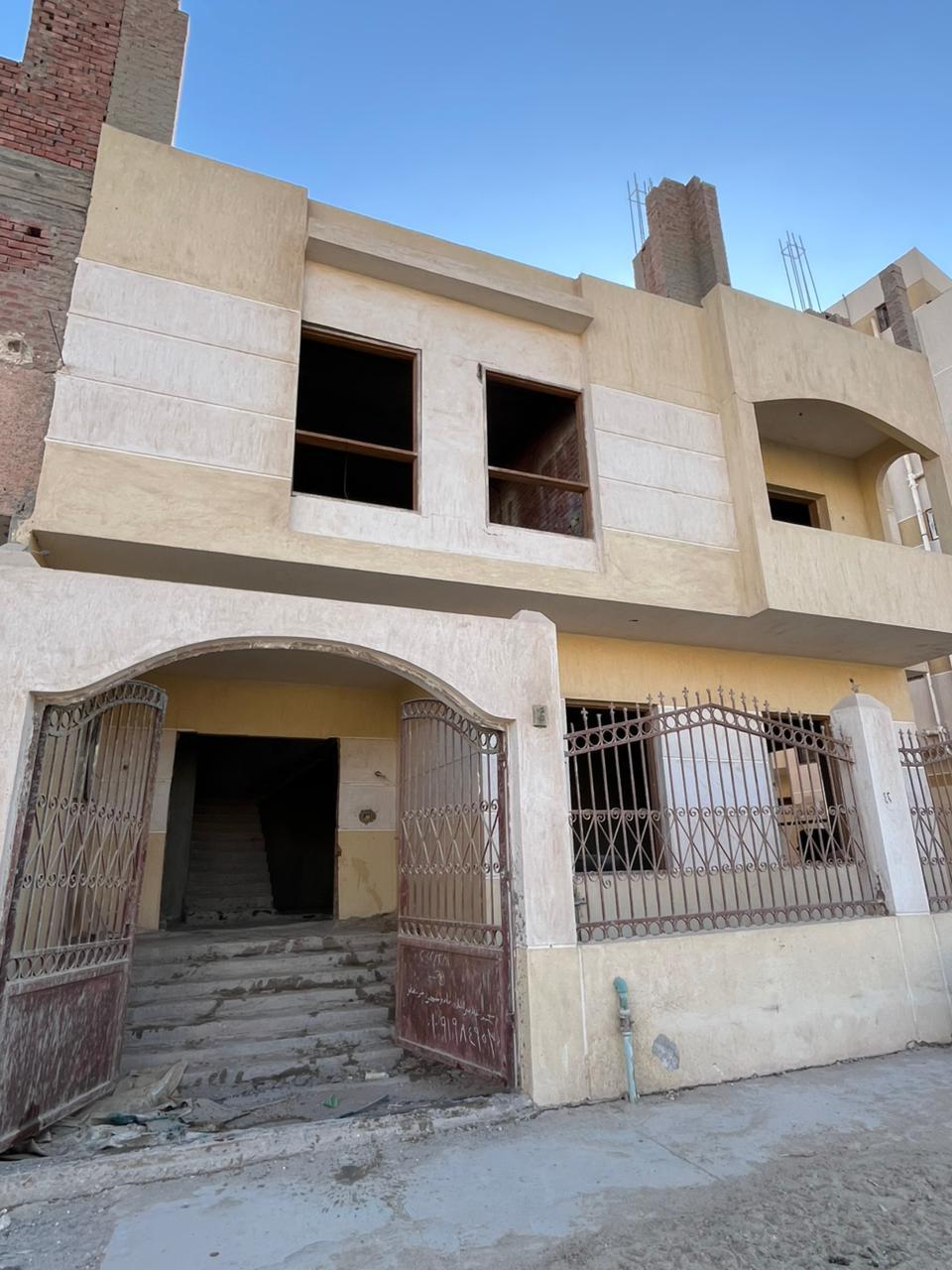 للبيع كريزة بأسيوط الجديدة بأميز مكان ببيت العيلة الحى الأول
مساحة 275متر مبنية ارضى واول علوى والثانى علوى على السقف
واجهة بحرية غربية نصف تشطيب متأسسة كهرباء ومياة وتفتيش الصحى