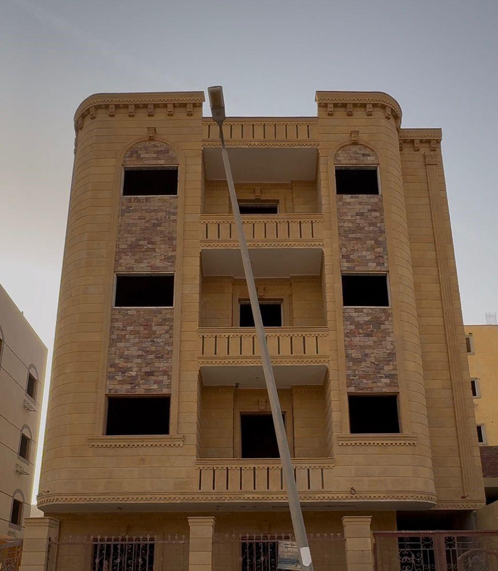 للبيع فيلا بأسيوط الجديدة بشمال الجامعة بأميز كود ( 3 ) تانى صف من الدايرى
على طول مساحة 271متر قريبة جداً من جامعة سفنكس والأهلية
والوحدة الصحية تسليح ٥ لينية مبني بدروم + 4 أدوار
مساحة الشقة 160متر صافى متشطبة واجهة بالكامل حجر هاشمي
ومن الداخل 3/4 تشطيب شامل الحلوق والسباكة والكهرباء
وبها 3 عداد كهرباء و 2 عداد مياه تنازل للجهاز باسم المالك